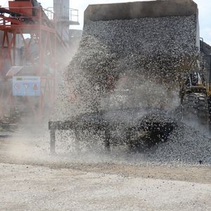 Auch eine Ladung Kies kann dem Schweißtisch nicht schaden.