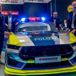 Der von Fiegeperformance umgebaute Ford mit Polizei-Design debütiert am 28. November in Essen.(Bild:  Hankook)