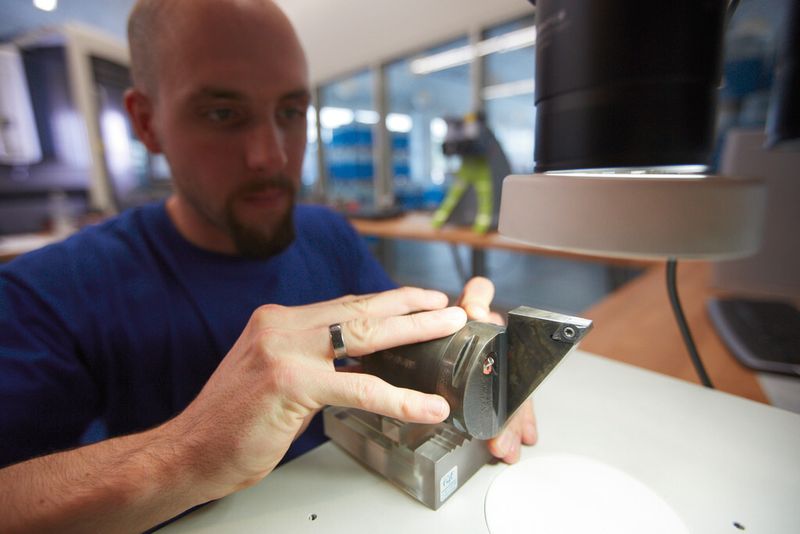 60 Mitarbeitende forschen täglich an den Blaser Kühlschmierstoffen, fünf davon im Technologie Center. (Bild: Kaiser)
