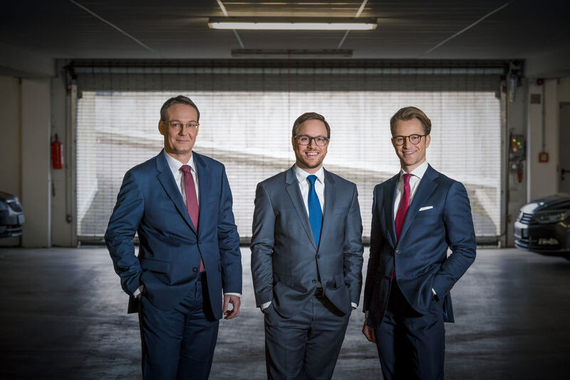 Die neue Kroschke-Geschäftsführung auf einem Bild (v.li.): Mirko Dobberstein, Philipp Kroschke, Felix Kroschke. (Kroschke)