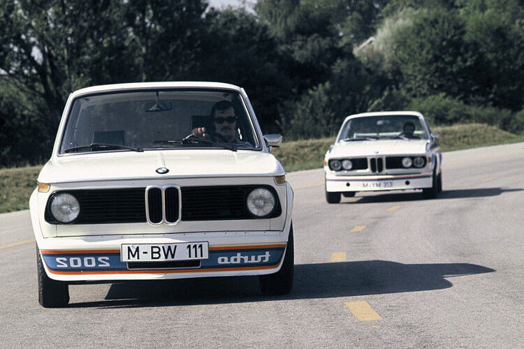 1.672 Einheiten Einheiten betrug die Gesamtauflage des stärksten 2002. Ein Grund dafür war die Preisliste: Im Jahr 1974, dem ersten regulären Auslieferungsjahr, startete sie bei 20.780 Mark. Dafür gab es alternativ bereits Oberklasse-Limousinen wie den BMW 2500 oder Mercedes-Sechszylinder-Coupés beziehungsweise Achtzylinder-Sportwagen wie den Triumph Stag. (Foto: BMW)