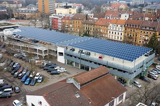 Auf dem Dach des Gebrauchtwagencenters befindet sich eine riesige Photovoltaikanlage. (Foto: VW-Zentrum Karlsruhe)