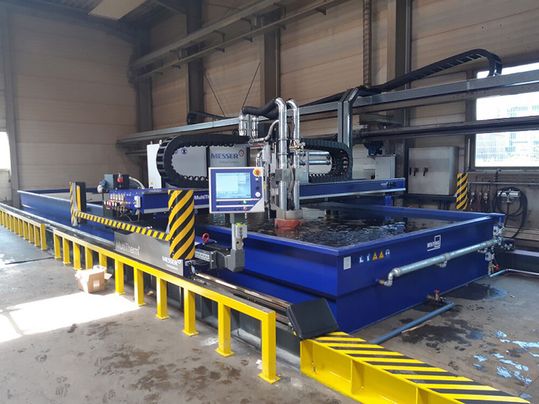 Das ist die Multitherm-Schneidanlage, die bei Jacquet Metallservice jetzt zwei Altanlagen ersetzt. Ausgerüstet ist sie mit dem Plasmaschneidsystem Hypertherm HPR 800 XD und einem Wassertisch von Beuting. Edelstahl bis 150 Millimeter Stärke kann exakt bearbeitet werden. Das ist die Multitherm-Schneidanlage, die bei Jacquet Metallservice jetzt zwei Altanlagen ersetzt. Ausgerüstet ist sie mit dem Plasmaschneidsystem Hypertherm HPR 800 XD und einem Wassertisch von Beuting. Edelstahl bis 150 Millimeter Stärke kann exakt bearbeitet werden.
