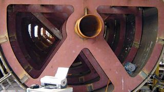 Vibrationsbehandlung eines geschweißten Bereichs einer Tragrahmenkonstruktion. Gerade bei größeren Konstruktionen kommt die Wirtschaftlichkeit des Verfahrens zum Tragen. Bilder: VSR (Archiv: Vogel Business Media)