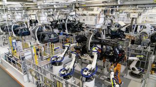Mehr als 40 Milliarden Euro sollen laut EU-Kommission mobilisiert werden, um das Problem des Chipmangels zu beheben. Zuletzt litt vor allem die Automobilproduktion darunter. (Volkswagen)
