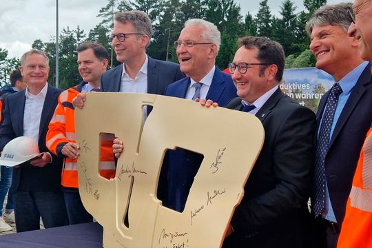 Haben für die Teststrecke symbolisch auf einer Induktionsspule unterschrieben (v.l.): Prof. Dr. Jörg Franke, Lehrstuhl für Fertigungsautomatisierung und Produktionssystematik, Dr. Michael Güntner, Vorsitzender Autobahn GmbH des Bundes, Markus Blume, Bayerischer Wissenschaftsminister, Joachim Herrmann, Bayerischer Innenminister, Tobias Gotthardt, Staatssekretär im Bayerischen Wirtschaftsministerium und Prof. Dr. Joachim Hornegger, FAU-Präsident. (Bild:  FAU/Matthias Jakoby)
