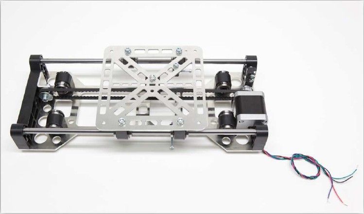 Der 3D-Drucker Velleman K8200 im Aufbau: Der X-Tisch ist fertig (Bild: Velleman nv)