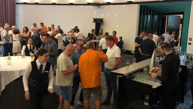Und immer wieder Netzwerken: Die Teilnehmer nutzten die Abendveranstaltungen um sich auszutauschen. (Bild: Klasing)