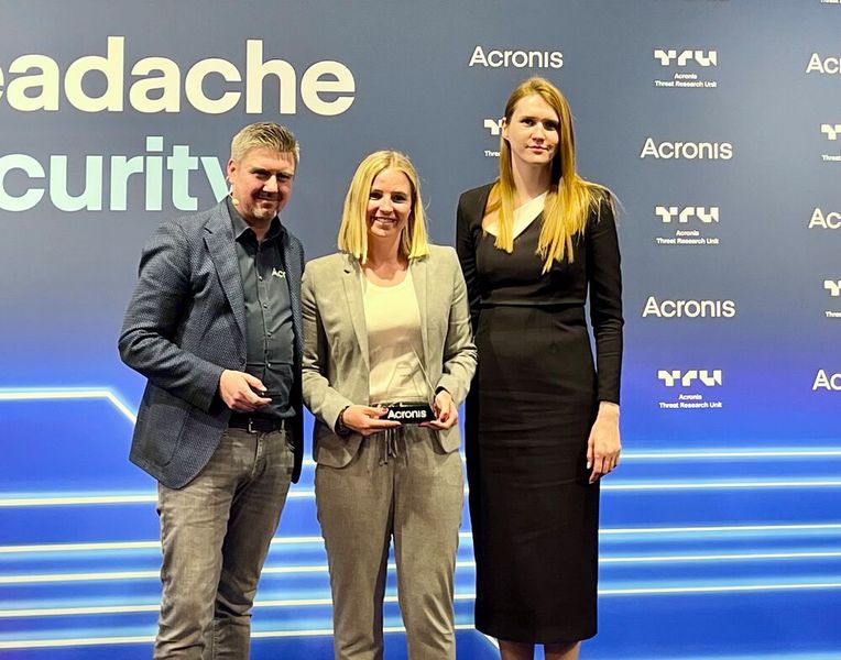 Markus Fritz und Katya Ivanova übergeben den Cloud Excellence Award 2025 DACH an Emily Raidt von IONOS. (Bild: Vogel IT-Medien GmbH)