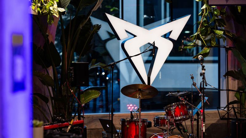 Cupra hat in Berlin einen neuen Flagship-Store. Dort wird die Marke ordentlich inszeniert.(Bild:  Seat Deutschland)