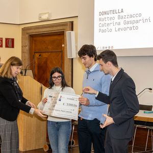 German Consul General Susanne Welter (left) presented the 2000 Euros first prize to Caterina Gasparini, Matteo Bazzacco and Paolo Levorato, students of the Bachelor's degree course in Design at IUAV in Vicenza (from left).(Source:  Arburg/ Iuav)
