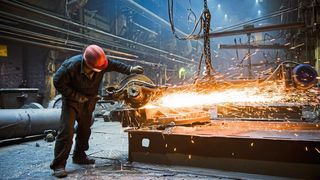 Insbesondere für kleinere Unternehmen kann die Tarifbindung zur Belastung werden. (©romankosolapov - stock.adobe.com)