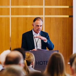 Die Keynote hielt Jörg Spindler, Leiter Manufacturing Engineering bei Audi. Er ging mit mehreren praktischen Beispielen auf die „360factory“ des Autoherstellers ein.(Bild:  www.bkfotofilm.de)