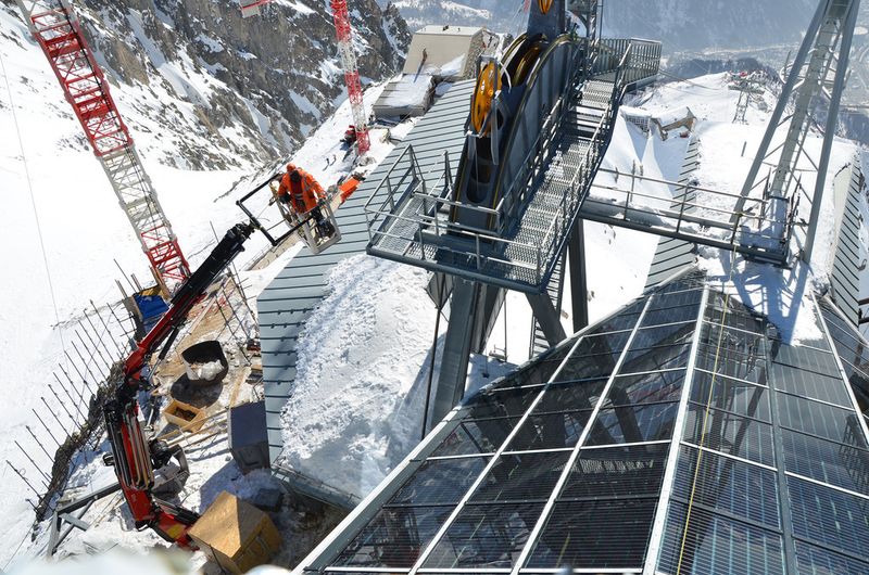 Während der Baupause im Winter wurde der Kran draußen unter einer Plane gelagert. Dabei sank die Temperatur auf bis -30°C ab. Trotzdem hat der Kran nie Probleme gezeigt. Bei Wiederaufnahme der Arbeiten nach der Winterpause war er schnell betriebsbereit, sowie auch jeden Morgen nach den schlimmsten Stürmen in der Nacht. (Bild: Fassi)