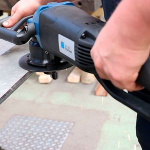 Facharbeiter des Dampflokwerks Meinigen stellen mit dem Kantenfräser Trutool TKA 1500 gerade Kanten sowie Innen- und Außenkonturen...(Bild:  Trumpf)