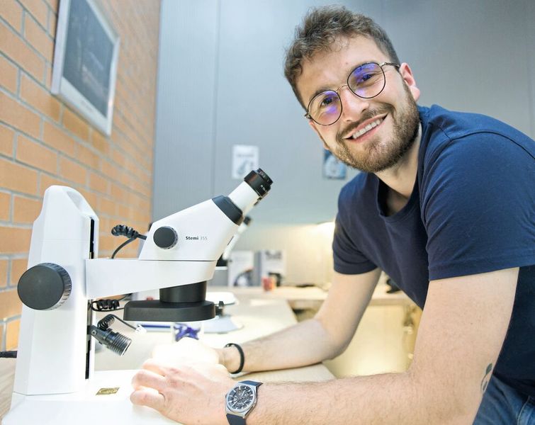 Florian Butterlin teste le nouveau zeiss stemi 355 chez Rubis Control.  (Source : Roland J Keller)