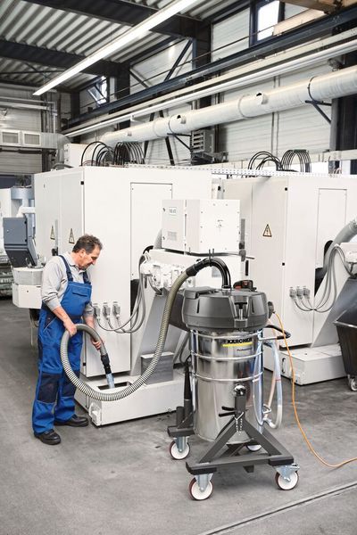 Aufsaugen von Flüssigkeiten an einer CNC-Maschine mit einem 120-l-Flüssigkeits- und Spänesauger. (Kärcher)