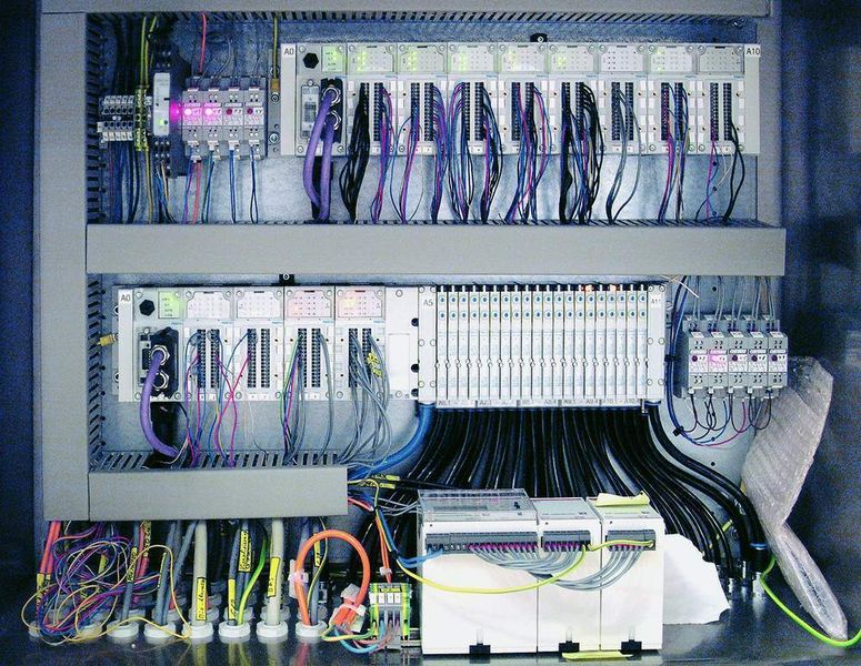 Sichere Ansteuerung: Einbaufertige Schaltschrank-Systeme verkürzen den Weg von der Idee zur Anlage.  (Bild: Festo)
