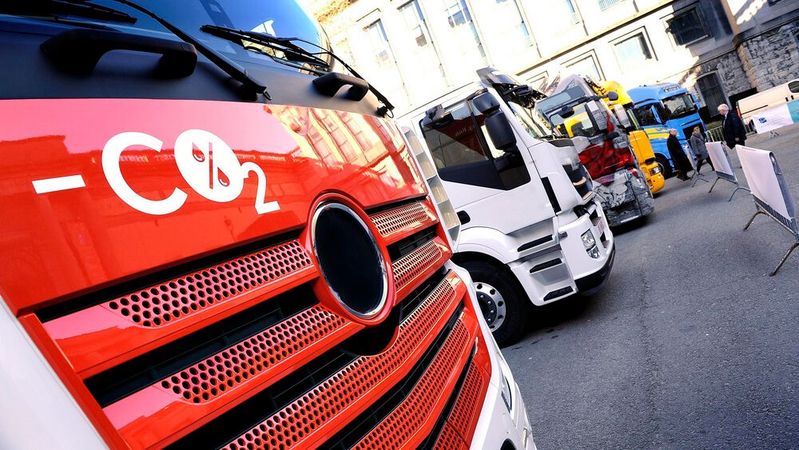 Auch das EU-Parlament will die von Lkw und Bussen freigesetzten CO2-Emissionen deutlich senken.(Bild:  Acea)