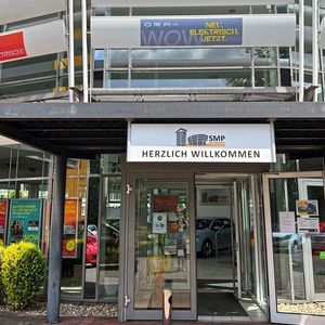 Dass das Gebäude einst Smart beherbergt hat, lässt sich noch immer nicht verleugnen.(Bild:  SMP)