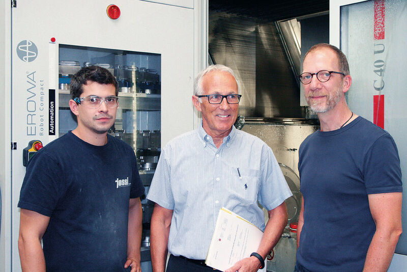Manuel Wegmann, Maschinenbediener bei 
Jossi AG, Markus Bär, Verkauf bei Erowa, und Peter Hoelzel, Produktionsleiter der Jossi AG. (Erowa)