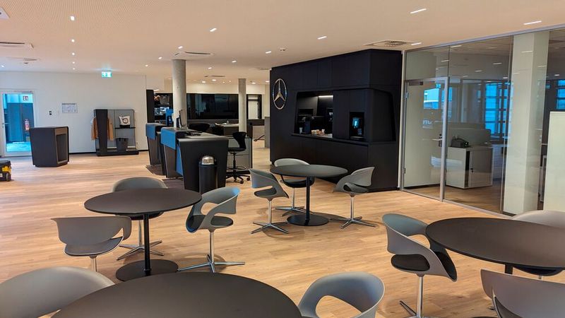 Das ist der Annahme- und Aufenthaltsbereich für die Nutzfahrzeugkunden. Einen von außen zugänglichen Übernachtungsraum für Lkw-Fahrer gibt es ebenfalls. (Bild: Rosenow – VCG)