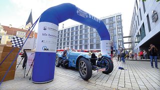 Start eines Bugatti bei der Oberbayerischen Meister-Classic auf dem Ingolstädter Marktplatz (Bild: Zietz -VCG)