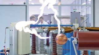 Im neuen Impuls- und Hochstromlabor lassen sich Blitzströme von 100.000 und 200.000 A nachstellen. (Phoenix Contact)