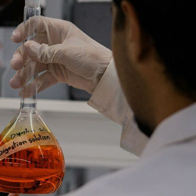 A study of 426 university students highlights the combined importance of laboratory safety practices and healthy dietary habits. (Source: free licensed)