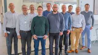 Cool digitalisiert! Das ist das Team, das sich in den nächsten knapp zwei Jahren der Entwicklung einer KI-basierten Zustandsüberwachung für Lauda-Temperiergeräte widmet. Es sind Lauda-Spezialisten und Forscher der Hochschule Aalen. (Bild: Lauda)