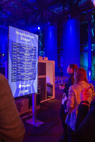 Die Hauptbühne (Inspiration Stage) hielt für die Besucher ein inspirierendes Programm bereit. (Shopware / Prepixel)
