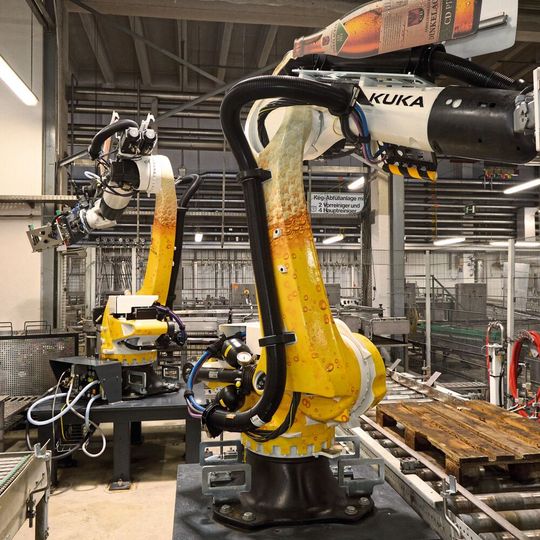 Rundum sicher: Mehrstrahl-Lichtschranken MLD 500 sichern den Arbeitsbereich der Roboter in der Brauerei gegen Zugang. Rundum sicher: Mehrstrahl-Lichtschranken MLD 500 sichern den Arbeitsbereich der Roboter in der Brauerei gegen Zugang.