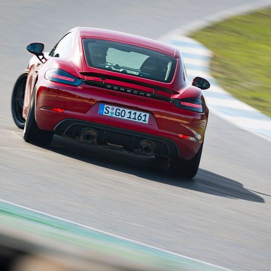Der Porsche Cayman GTS hat als einer der letzten seiner Art einen Saugmotor.(Bild:  Porsche)