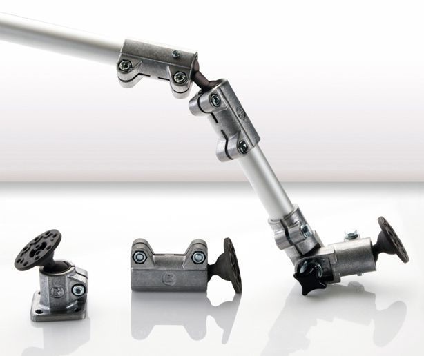 Neu im Solid Clamp-Produktprogramm sind Fuß-, Muffen- und Gelenkklemmstücke (von links) mit Kugelgelenk sowie das Muffenklemmstück mit Doppelkugel (oben)  (R+K)
