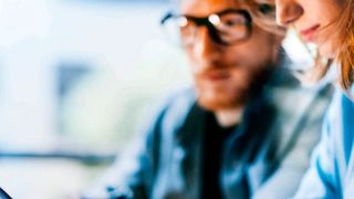 Die Vorteile einer vollständig vernetzten Organisation und die kulturellen Aspekte wie Mitarbeiter in eine solche Arbeitswelt mitgenommen werden können. (© SFIO CRACHO - stock.adobe.com / Oracle)