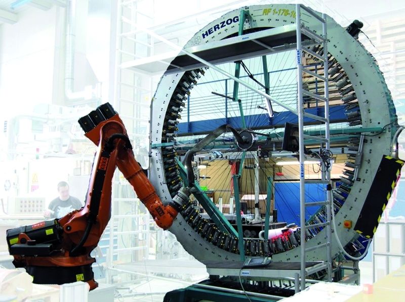 Bild 2: Radialflechtmaschine mit Handlingroboter am IFB der Universität Stuttgart. (Archiv: Vogel Business Media)