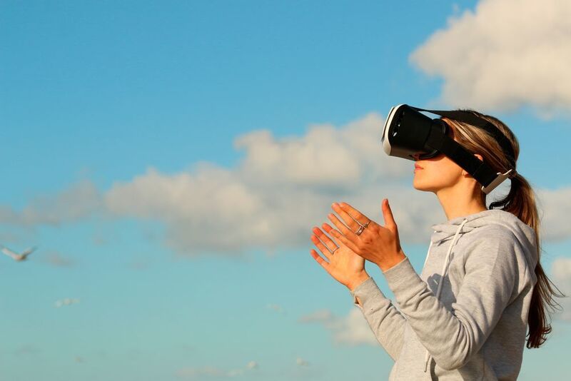August – Virtual Reality treibt Entwicklung der Unterhaltungselektronik an: Gemeinsam mit dem Prüfungs- und Beratungsunternehmen Deloitte veröffentlichte der Bitkom im August die Trendstudie „Consumer Technology 2016“. Die Untersuchung zeigt: Virtual Reality ist das „Next Big Thing“ in der Unterhaltungselektronik. Demnach wird in Deutschland im Jahr 2016 voraussichtlich 158 Millionen Euro Umsatz mit Virtual Reality gemacht. Davon entfallen 129 Millionen Euro auf Hardware wie VR-Brillen und 29 Millionen Euro auf spezielle VR-Inhalte. Für das Jahr 2020 weist die Studie eine Prognose für Virtual-Reality-Umsätze im deutschen Markt in Höhe von einer Milliarde Euro aus. (Pixabay)