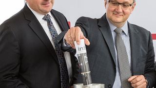 Die Zeitkapsel für den Grundstein des neuen Brose Werks im mexikanischen Querétaro füllten 
Thomas Spangler, Geschäftsführer Technik Brose Gruppe, und Michael Brosseau, Präsident Brose Nordamerika (v.l.n.r.). (Brose)