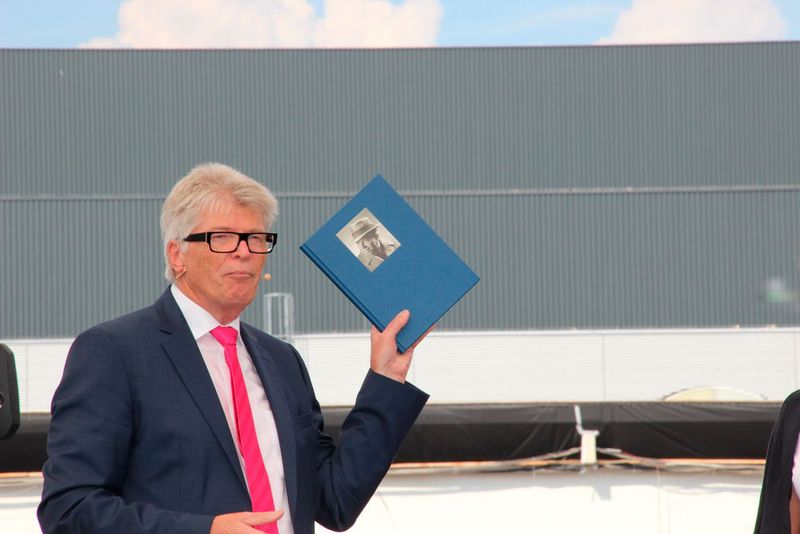 Als Zeitzeuge nicht fehlen, darf das Buch zur Unternehmensgeschichte von Rittal. (Bild: Reinhold Schäfer)