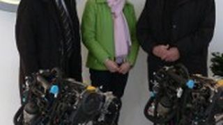 Elvira Tölkes übergab die Motoren an den Prüfungsausschussvorsitzenden Karl Heinz Storck (links), und Obermeister Arno Stübs. (Foto: Opel)