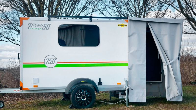 Den Mini-Wohnwagen „7even50“ auf Kofferanhängerbasis bietet Humbaur in zwei Varianten an: vollausgestattet oder als Basismodell, das mit einzelnen Modulen nach Wunsch gestaltet werden kann. (Bild: Humbaur)