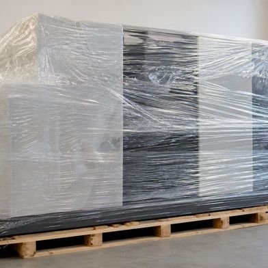 Das Bild könnte ab nächsten Sommer für Mehrkosten in Unternehmen stehen. Denn die Regierungsfraktionen wollen im Juli eine neue Steuer auf Kunststoffverpackungen einführen. Man macht wenig Hehl daraus, dass es vor allem um Mehreinnahmen geht ... (Bild: KI-generiert)