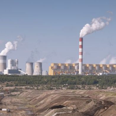 Blick auf das 5.420 MW starke Kraftwerk Belchatow. Betrieben wird das Kraftwerk von PGE Elektrownia Belchatow (PGE). Es ist das weltgrößte Braunkohlekraftwerk. Es soll den für den 500-MW-Campus liefern. (Bild: frei lizenziert/b3tarev3 )