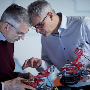 Vor über 20 Jahren entwickelten Erik Hansen (links) und Gaute Munch die Produktreihe Mindstorms von Lego, die die Konstruktion von Spielzeugrobotern mit digital erweiterten Komponenten ermöglicht. 