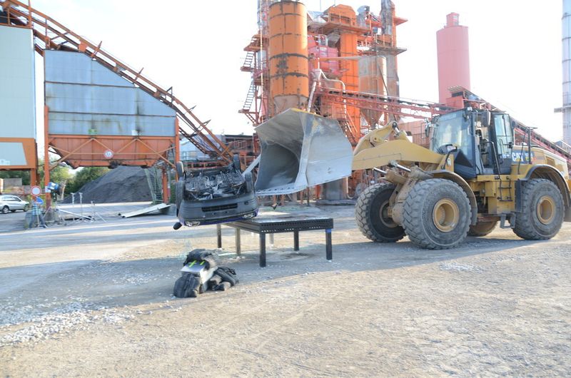 Schrott wird abgeräumt. Der Tisch bleibt funktionsfähig. (Bilder: Siegmund)