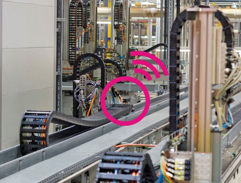 Smart Plastics im Einsatz – isense-EC.B- Module von Igus überwachen mithilfe eines Polymerdrahts im Innern der Energiekette sowie einer Sensoreinheit (Markierung in Magenta) den Zustand der Kette.  (Igus)