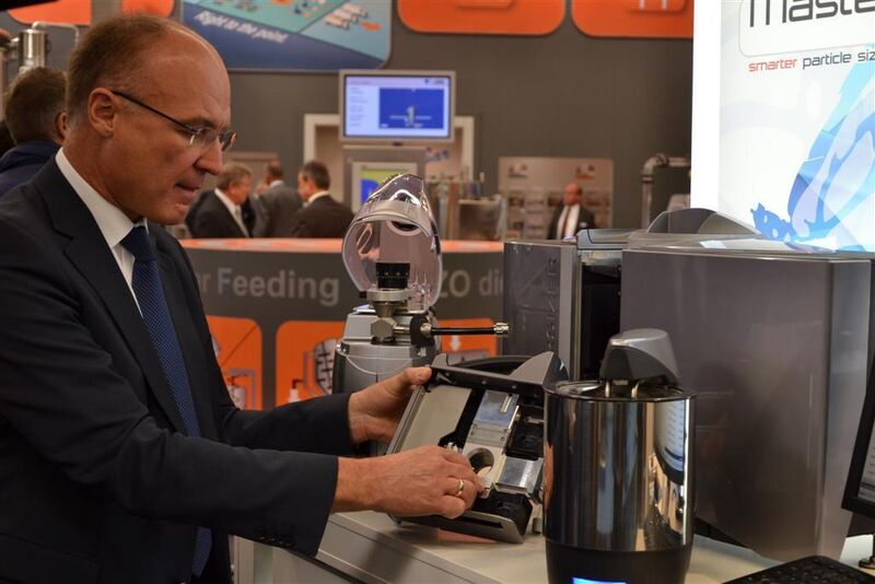 Size determination of particles made easier with Malvern’s new Mastersizer 3000. Dr. Mark Wingfield, Malvern’s General Manager explains the simple handling procedures at the exhibition.  (Picture:: M. Henig/ PROCESS)