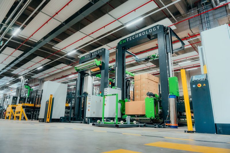 Premiere feiert der erste Paper Wrapper im deutschsprachigen Raum bei Wago-Sondershausen. Er reduziere Verpackungsmüll. (Bild: Wago)