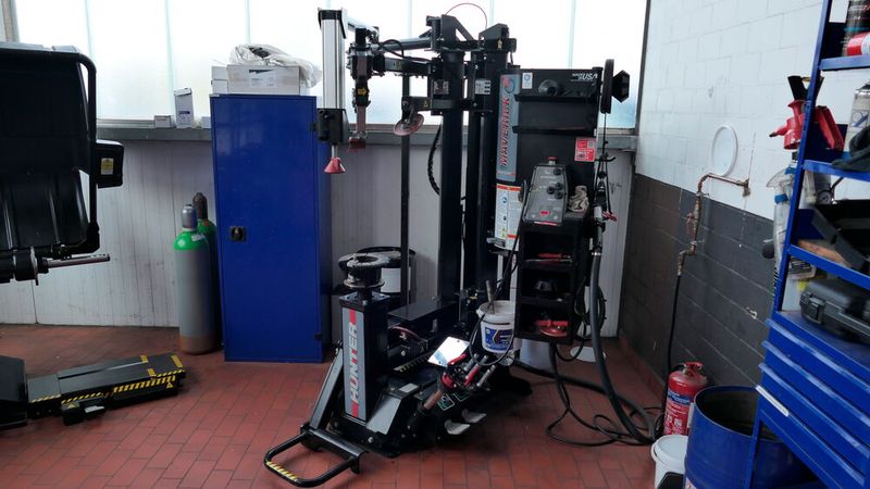 Erftstadt Customs investierte unter anderem in eine neue Reifenmontiermaschine von Hunter. (Bild: Wenz - VCG)