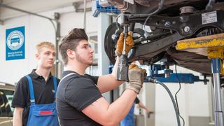 Wenn angeschlagene Betriebe trotz anhaltender Krise weiter ausbilden, bietet der Bund finanzielle Hilfen.  (Bild: Promotor)